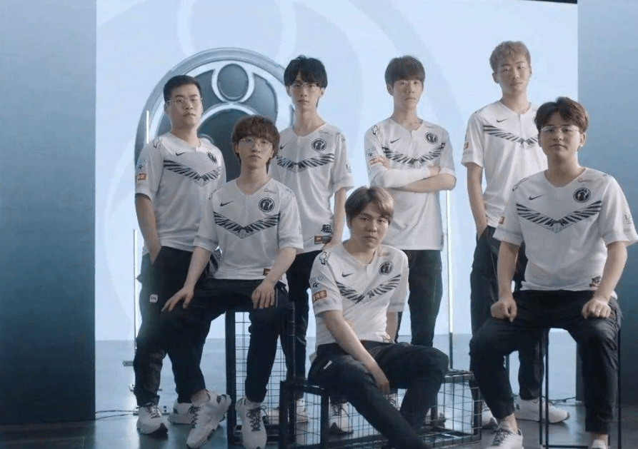 巴特勒空降中国小学生篮球联赛！与MVP热情互动 还一起向库里喊话